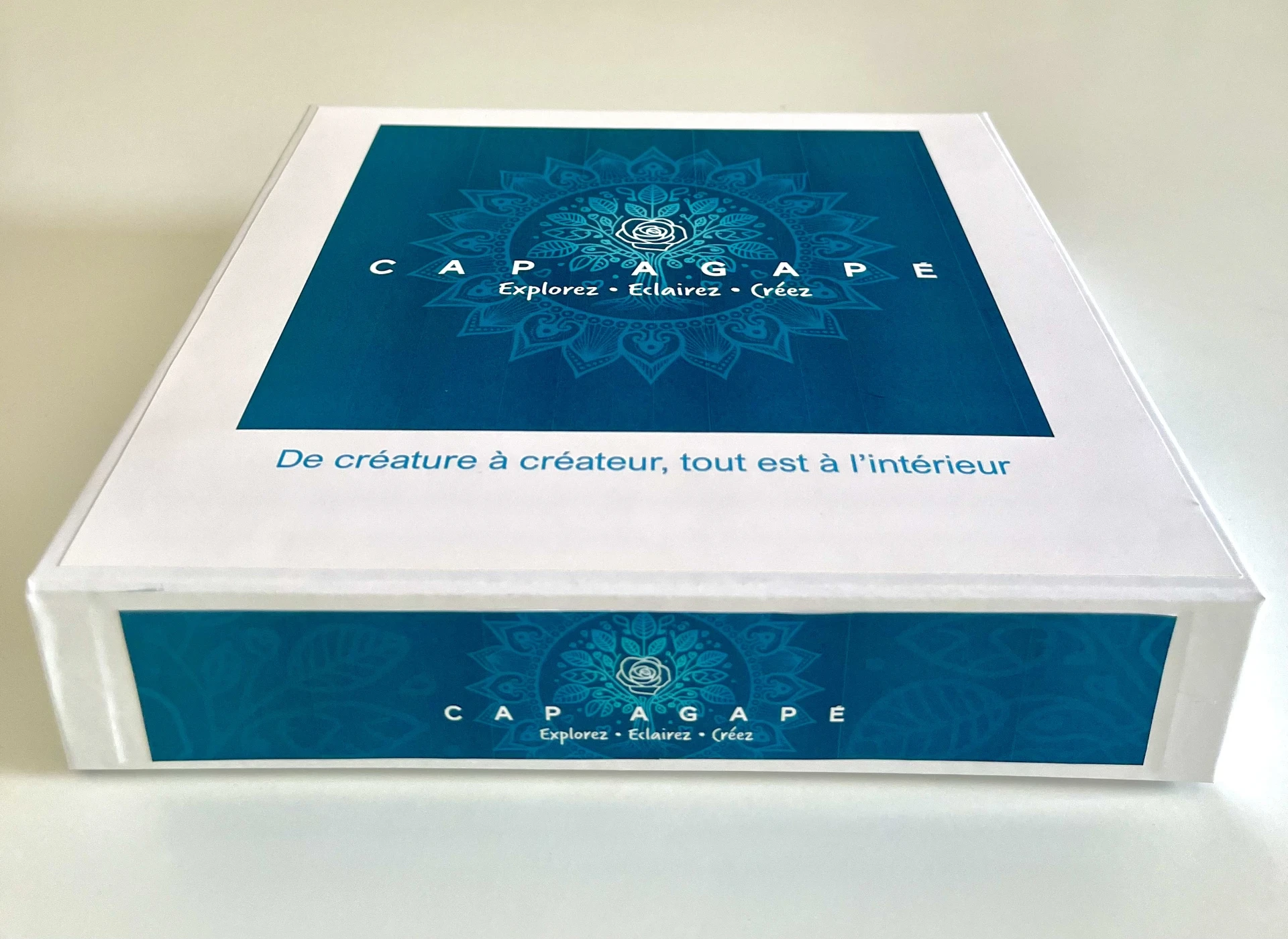 Le coffret Cap Agapé, mandala bleu sur fond blanc