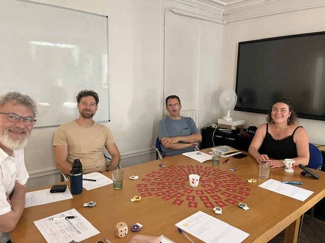 Groupe réuni autour du jeu Cap Agapé