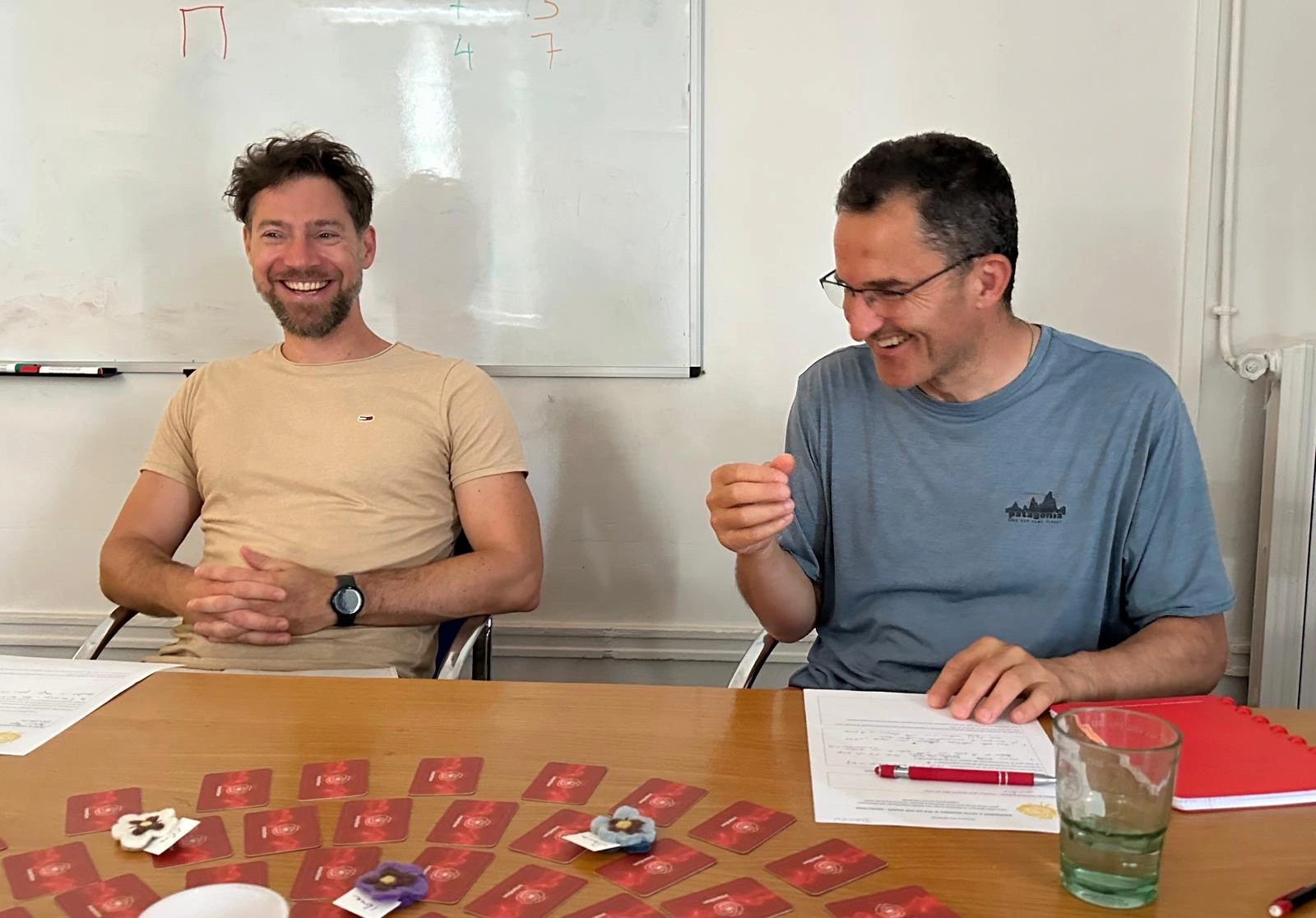 Participants réunis autour du jeu Cap Agapé