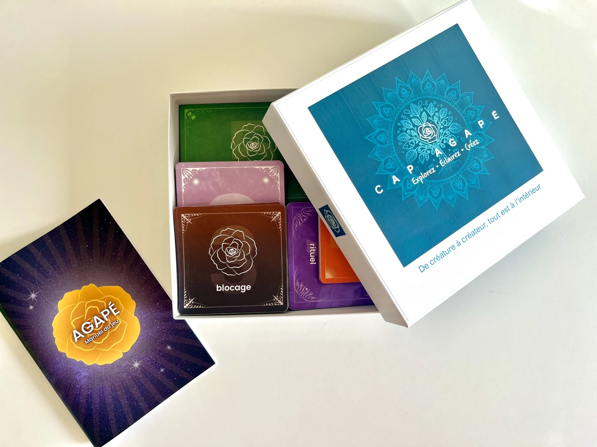 Le coffret Cap Agapé ouvert, manuel du jeu et cartes visibles